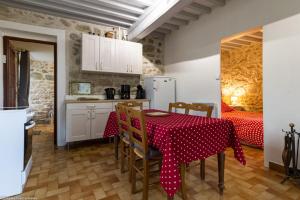 una cucina con tavolo e tovaglia rossa di Gîte Sylvie a Planchez