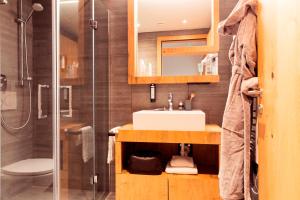All-Suite Resort Fieberbrunn inklusive Gästekarte & Lauchsee-Eintritt的一间浴室