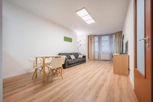 un soggiorno con tavolo e divano di Modern Apartment With Garage a Budapest