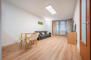 Posedenie v ubytovaní Modern Apartment With Garage