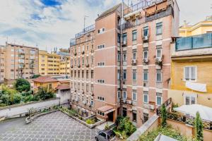 un immeuble d'appartements dans une ville avec une cour dans l'établissement B&B Trastevere 94, à Rome