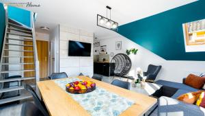 Telewizja i/lub zestaw kina domowego w obiekcie Wonder Home - Apartamenty położone blisko deptaka, licznych restauracji i sklepów