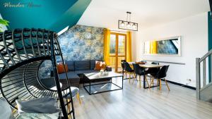 Część wypoczynkowa w obiekcie Wonder Home - Apartamenty położone blisko deptaka, licznych restauracji i sklepów
