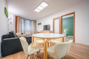 Posedenie v ubytovaní Modern Apartment With Garage