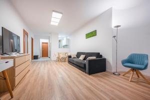 Televízia a/alebo spoločenská miestnosť v ubytovaní Modern Apartment With Garage
