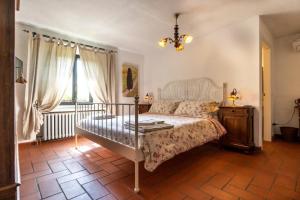 San ClementeにあるIl Podere Calvanellaのベッドとシャンデリアのある寝室 +95枚の写真