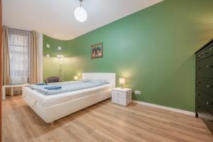 una camera con letto e parete verde di Modern Apartment With Garage a Budapest