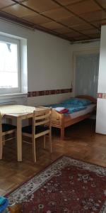Wiesent的住宿－Vermietung Gisl，配有一张床和一张桌子及椅子的房间