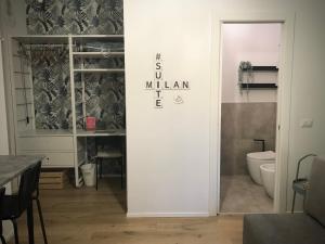 bagno con porta che conduce ai servizi igienici di SuiteMilan133 - Navigli SantAgostino a Milano