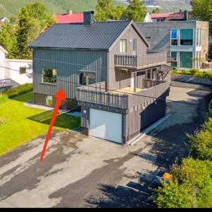 an aerial view of a house with a red arrow at FeelHome apartment In Tromsdalen in Tromsø