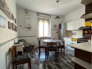 eine Küche mit einem Tisch und Stühlen im Zimmer in der Unterkunft Il Ritrovo, luminoso trilocale in città in Bergamo