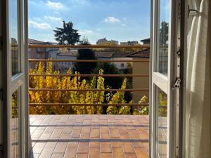 eine offene Tür zu einem Balkon mit Aussicht in der Unterkunft Il Ritrovo, luminoso trilocale in città in Bergamo