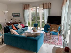 Μια τηλεόραση ή/και κέντρο ψυχαγωγίας στο Appartements La Mangouste