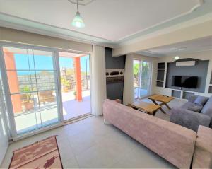 Patara Evleri في باتارا: غرفة معيشة بها أريكة وطاولة