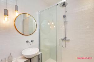 een badkamer met een douche, een wastafel en een spiegel bij RENOVATED AND DESIGN FLAT CLOSE TO THE CENTER in Rome