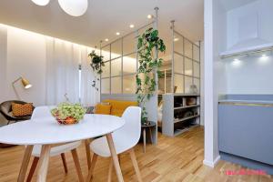 Зона вітальні в YCH-Renovated and design flat close to the center
