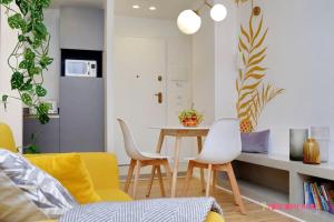 Зона вітальні в YCH-Renovated and design flat close to the center +12 фото