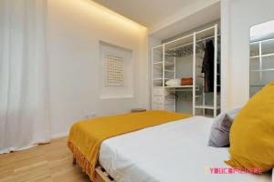 Postel nebo postele na pokoji v ubytování YCH-Renovated and design flat close to the center