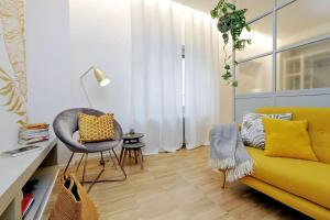 Posezení v ubytování YCH-Renovated and design flat close to the center