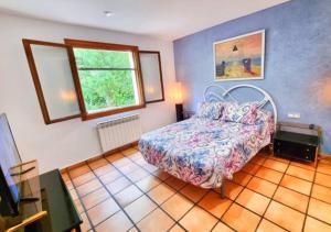 1 dormitorio con cama y ventana en Casa Donaire, alojamiento turístico, en Marganell