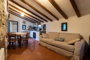 San ClementeにあるIl Podere Calvanellaのソファとテーブルのあるリビングルーム