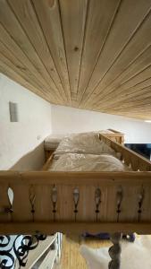 Cama en habitación con techo de madera en Haizelrock, en Kirchberg in Tirol