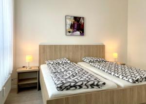 two beds sitting next to each other in a bedroom at Central Stay in Nivy