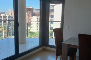 - une salle à manger avec une table et deux fenêtres dans l'établissement Loyito's seaviews apartment La Cala, à Benidorm