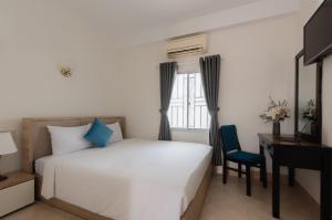 ニャチャンにあるStarLight Nha Trangのベッドと机と窓のある寝室 +64枚の写真
