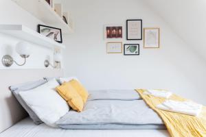 łóżko w pokoju z białymi ścianami w obiekcie Floral Apartment - NEW in town w Budapeszcie