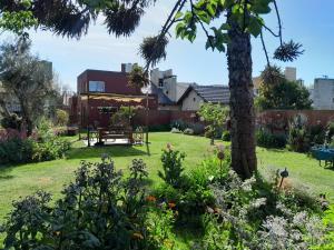 a garden with a house in the background at Duplex en Necochea in Necochea
