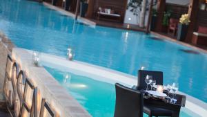 Bazén v ubytování Essenza Hotel nebo v jeho okolí