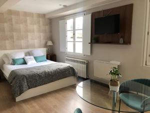 A bed or beds in a room at Nova Compostela Apartments