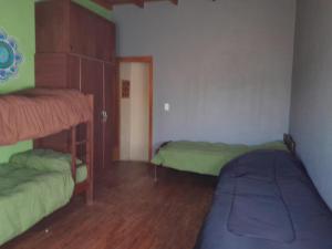內科切阿的住宿－Duplex en Necochea，一间卧室设有两张双层床,铺有木地板。