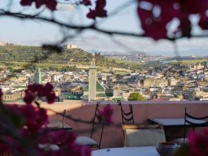フェズにあるRiad Inaya Fezの市街の景色を望むバルコニー(テーブル、椅子付)が備わります。