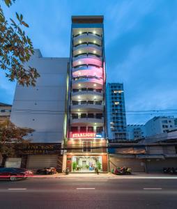 Un palazzo alto con un cartello sul lato. di StarLight Nha Trang a Nha Trang