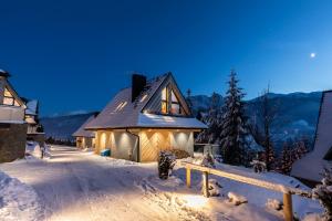 Obiekt Czarne Wierchy jacuzzi - Luxury Chalets Kościelisko zimą