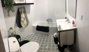 een badkamer met een toilet, een wastafel en een bad bij Europa premium in Sierra Nevada