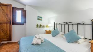 Łóżko lub łóżka w pokoju w obiekcie Cortijo Chaparro Algarinejo by Ruralidays