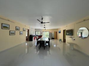 Fotografie z fotogalerie ubytování Disha Villa-Casa Oceano, sea facing villa with a pool, at Palghar v destinaci Nāndgaon + 28 fotografií