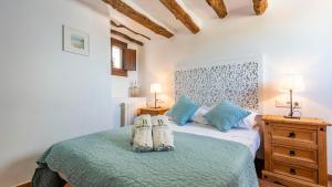 sypialnia z łóżkiem i dwiema poduszkami w obiekcie Cortijo Chaparro Algarinejo by Ruralidays w mieście Algarinejo