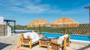Basen w obiekcie Cortijo Chaparro Algarinejo by Ruralidays lub w pobliżu