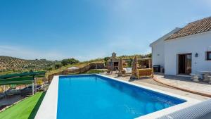 Basen w obiekcie Cortijo Chaparro Algarinejo by Ruralidays lub w pobliżu