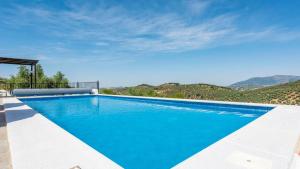 Basen w obiekcie Cortijo Chaparro Algarinejo by Ruralidays lub w pobliżu
