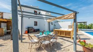 Basen w obiekcie Cortijo Chaparro Algarinejo by Ruralidays lub w pobliżu