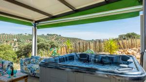 Basen w obiekcie Cortijo Chaparro Algarinejo by Ruralidays lub w pobliżu