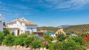 Willa z ogrodem i basenem w obiekcie Cortijo Chaparro Algarinejo by Ruralidays w mieście Algarinejo
