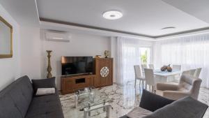 Televízia a/alebo spoločenská miestnosť v ubytovaní Villa Isabel Vélez-Málaga by Ruralidays