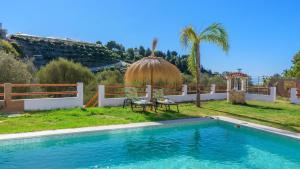 Bazén v ubytovaní Villa Isabel Vélez-Málaga by Ruralidays alebo v jeho blízkosti