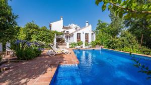 uma piscina em frente a uma casa em Molino Maroto Alhaurín el Grande by Ruralidays em Alhaurín el Grande